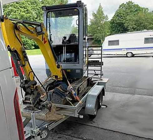 Bandburen minigrävare Wacker Neuson ET16 lastad på maskinsläp stulen i Örebro
